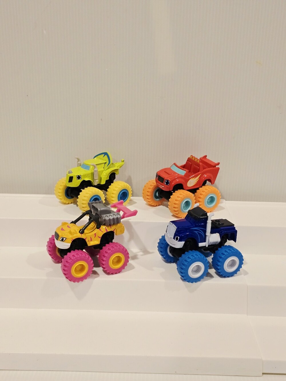Blaze and the Monster Machines Neon Wheels Diecast Vehicle Set